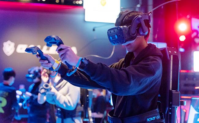 巨大スクリーンでゲームをプレイしてみよう。300人以上の着席が可能です。