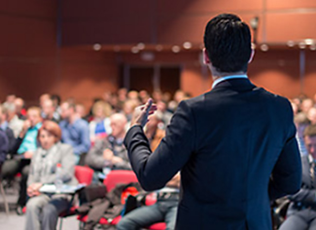 企業説明会をメインアリーナで実施。受付カウンターなどを入口に設置し、メインアリーナの会場へ誘導。