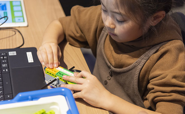 難しいプログラミング学習もブロックや人気のゲームを通じて学ぶので、小さなお子様でも楽しくプログラミングを学ぶことができます。