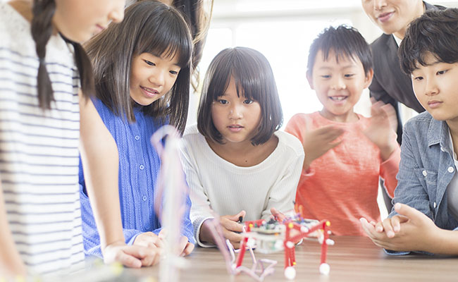 ゲーム制作やプログラミング等の講義をきっかけに繋がった友人と学校でも塾でもない第3の場所としてコミュニケーション力を養うことができます。